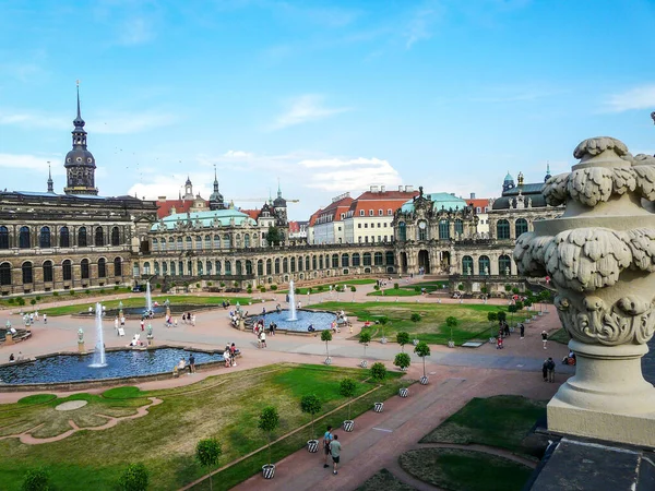 Zwinger bahçeleri olan saray kompleksi. 