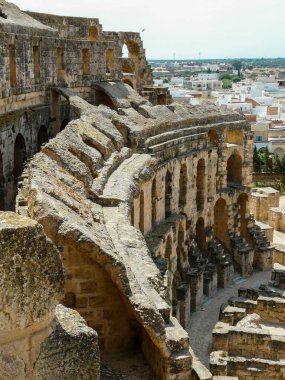 Antik amfitiyatro duvarının kalıntıları