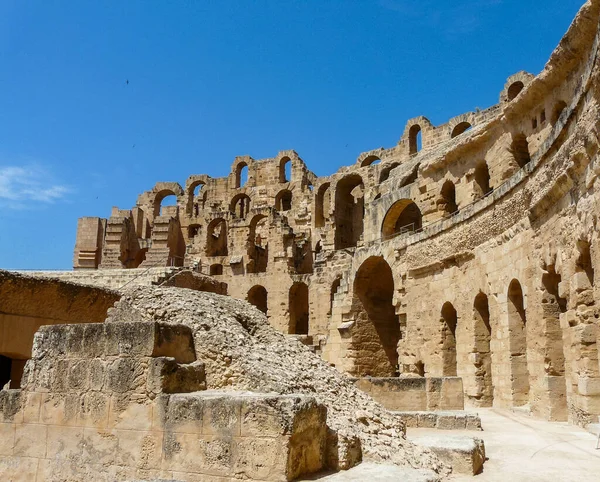 Tunus 'taki eski El Jem amfi tiyatrosu 