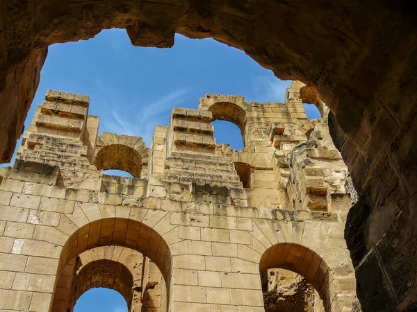 古罗马圆形剧场的废墟 — 图库照片