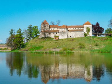 Svirzh kalesinin yaz manzarası 