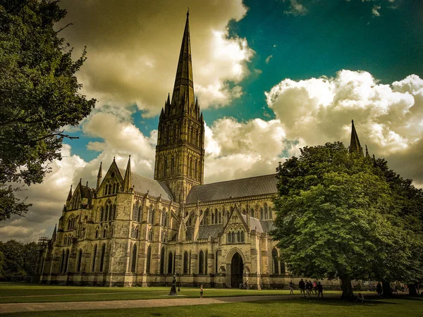 Salisbury Katedrali 'nin muhteşem mimarisi. 