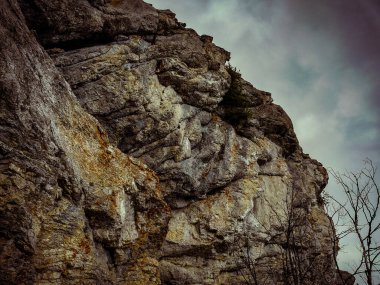 Akşamları büyük bir kaya parçası. 