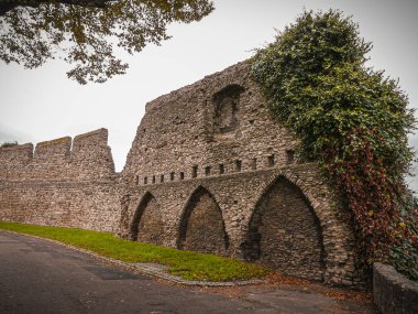 Rochester 'da eski bir ortaçağ duvarı 