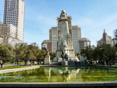 Miguel de Cervantes anıtı ve Don Kişot ve Sanço Panza 'nın bronz heykeli. 