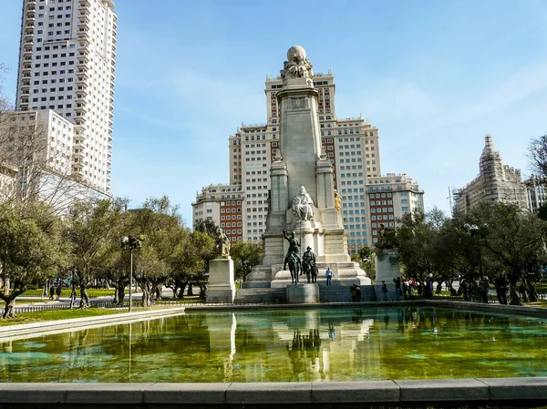 Miguel de Cervantes anıtı ve Don Kişot ve Sanço Panza 'nın bronz heykeli. 
