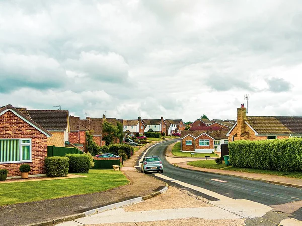 Küçük bir kasabanın geleneksel İngiliz mimarisi 