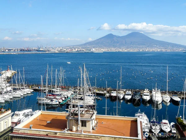 Napoli Körfezi ve Vezüv Dağı yanardağı. 