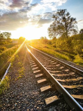 Güzel bir yaz akşamı ve Ukrayna 'da bir tren yolu. 