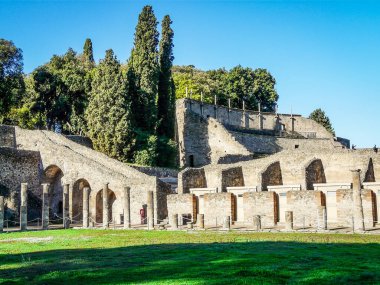 Taş kalıntıları arasında güzel yeşil bir doğa. 