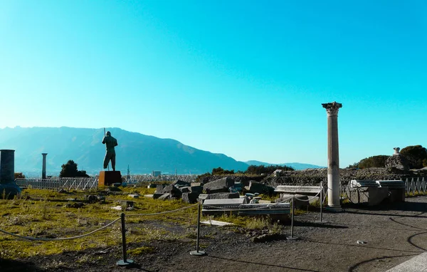 Pompei harabelerinin üzerinde mavi bir gökyüzü 