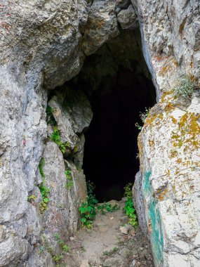 Dağlarda doğal bir mağara 