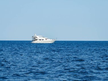 Güzel mavi bir Karadeniz ve beyaz bir yat. 