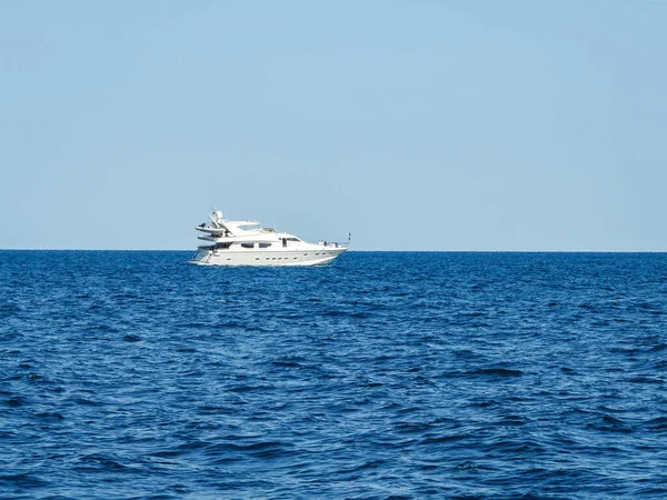 Güzel mavi bir Karadeniz ve beyaz bir yat. 