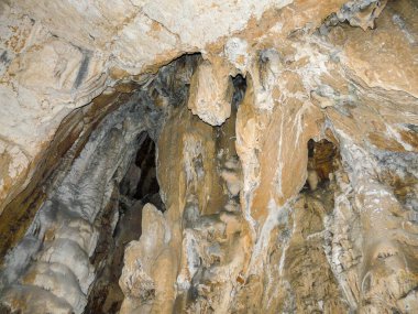 Doğal bir mağarada sarkıtlar 