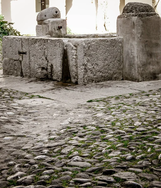 Uma Antiga Fonte Pedra Pátio Corral Del Carbon — Fotografia de Stock