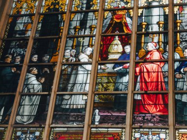 Brüksel 'deki St. Michael ve Gudula Katedrali' nin lekeli camları. 