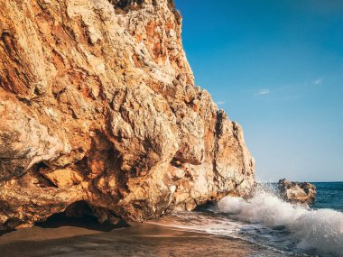 Kumlu sahilde taş kayaları