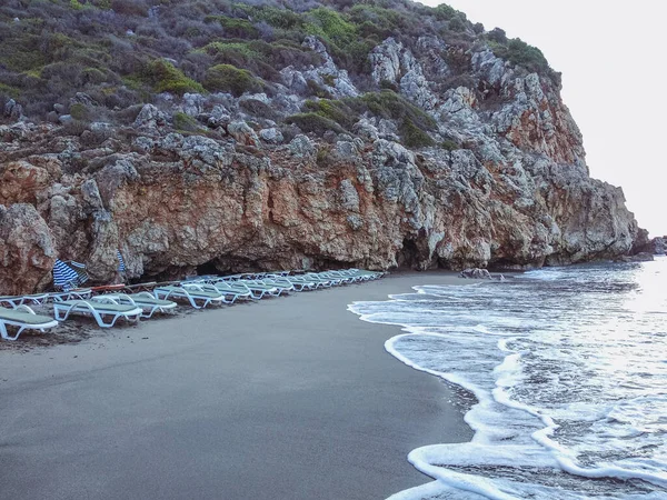 Güzel kumsalda şezlonglar ve güneş gözlükleri