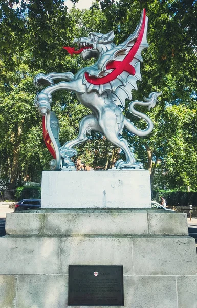 Dragon Boundary Marks City London — стоковое фото