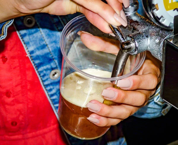 Çek Cumhuriyeti Prag 'da bira dökülüyor 