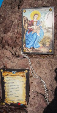 Bir ikon, bir tespih ve Vesuvius 'un tepesinde bir dua. 