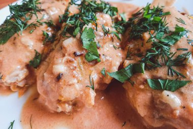 Öğle yemeği için et ve pirzola. 