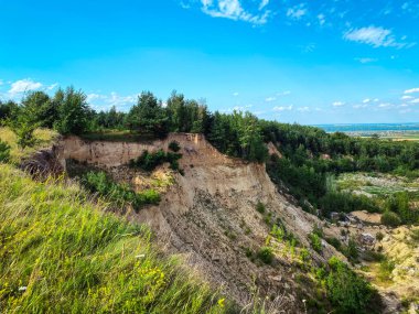 Taş ocağı ve vahşi doğa. 
