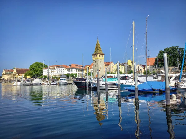 Lindau 'daki suda güzel yansımalar 