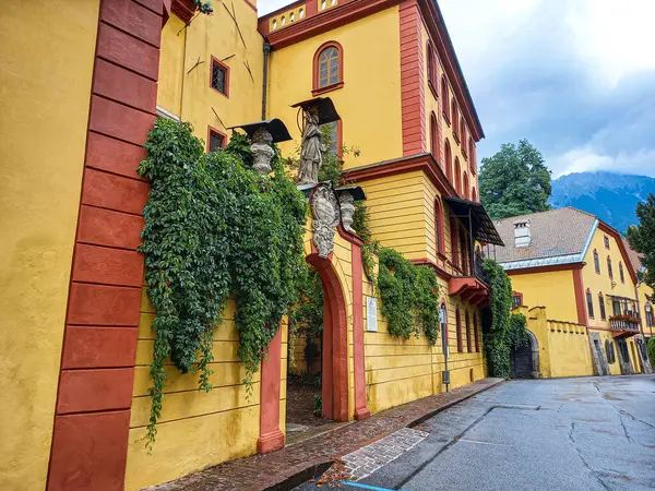 Beautiful Yellow House Innsbruck — Fotografia de Stock