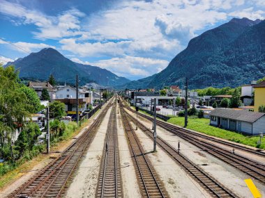 Bludenz 'deki demiryoluna bakıyorum. 
