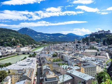 Salzburg ve Salzach Nehri 'nin mimarisi 