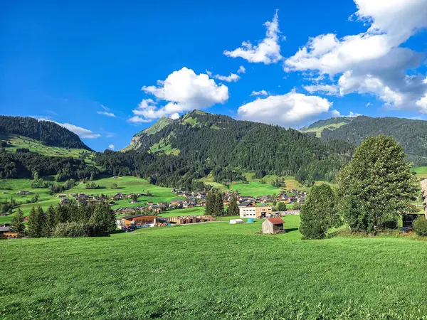 Vacker Alpby Österrike — Stockfoto