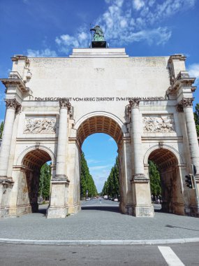 Münih 'teki Zafer Kapısı' ndan bakıyorum. 