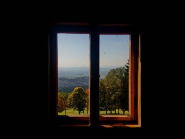 Dağlara pencere görünümü