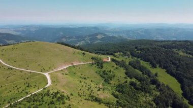 Sırbistan 'ın Zlatibor kentindeki Zirveye Giden Yol.