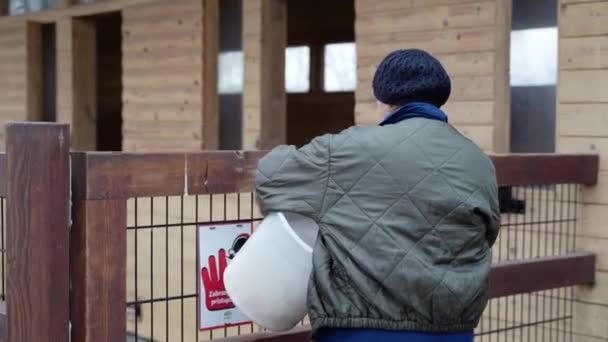 Una Mujer Que Prepara Para Alimentar Cabras Pollos Una Granja — Vídeos de Stock