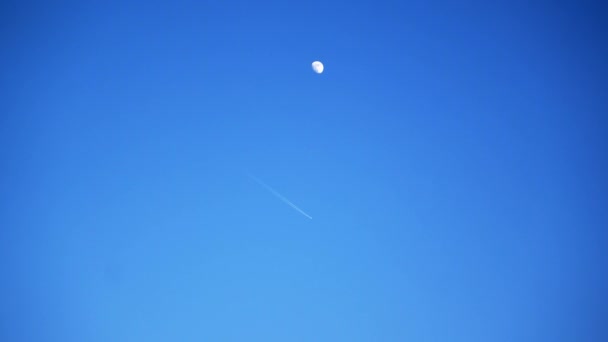Egy Hold Nyílt Kék Tiszta Égen Egy Repülő Mellett Ami — Stock videók