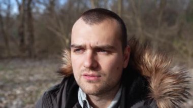 Üzgün ve bunalımlı bir adam dışarıda oturur ve düşünür