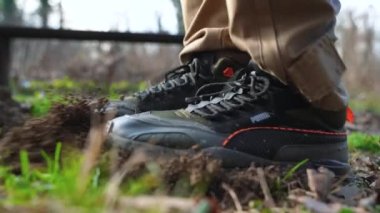 Gündüzleri ormanın derinliklerinde yerde zıplıyorum.