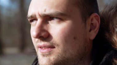 Hayali bir adam gün içinde dışarıda yeni fırsatlar düşünür.