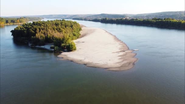 Uma Grande Ilha Arenosa Natural Rio Onde Pessoas Gostam Estar — Vídeo de Stock