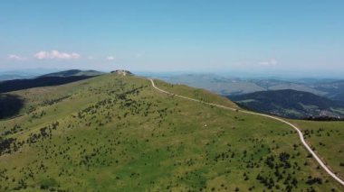Güneşli bir günde dağın tepesinde yürüyüş parkuru.