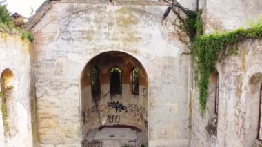 Tuna nehrinin yanındaki eski Katolik kilisesinin iç duvarları.