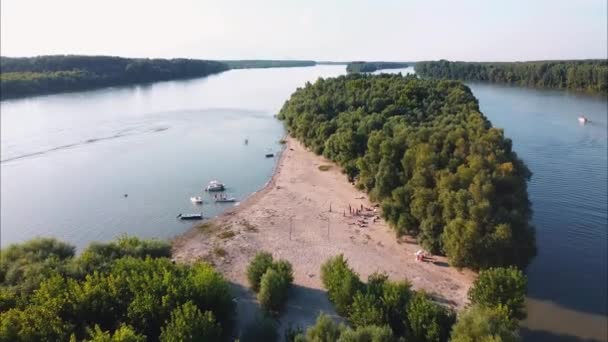 Una Isla Río Donde Los Barcos Los Pueblos Circundantes Atracan — Vídeo de stock