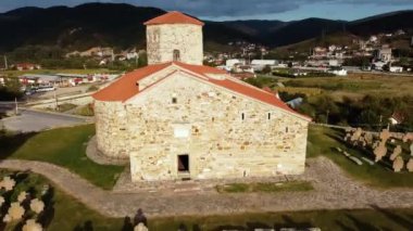 Çitin yeniden inşasında güneşli bir taş kilise ve yeni kalıntılar bulundu.