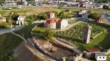 Atalarının güzel güneşli bir günde gömüldüğü yaşlı insanların ziyaret ettiği eski bir kilise.