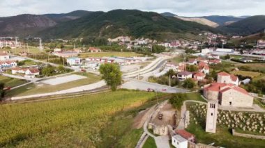Kilisenin soldan sağa insansız hava aracı tarafından fotoğrafı çekildi. Üzerinde bir ortaçağ binası ve mezarlığı var.