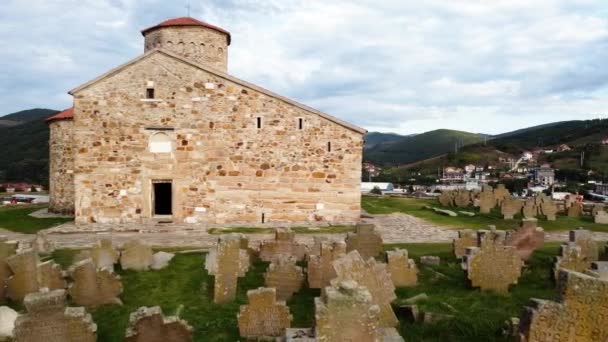 Antiguo Cementerio Frente Una Antigua Iglesia Medieval Piedra — Vídeos de Stock