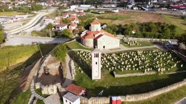 Kyrka Och Kyrkogård Omgiven Ett Stengärde Från Luften — Stockvideo